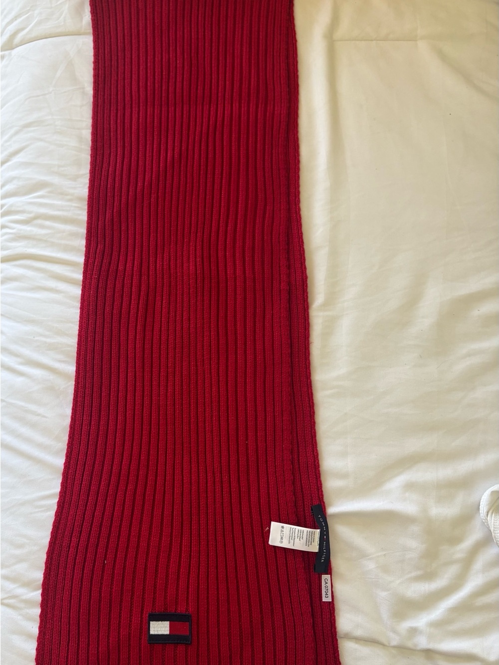 New without tags Tommy Hilfiger Red Ribbed Scarf unisex